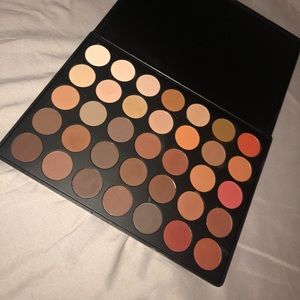 Eye shadow palette